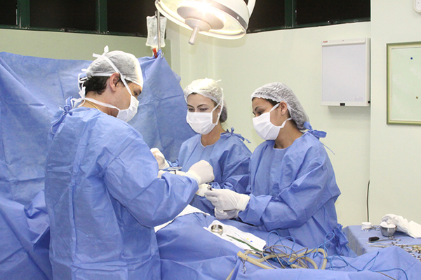 Centro cirúrgico moderno equipado com materiais médico-hospitalares